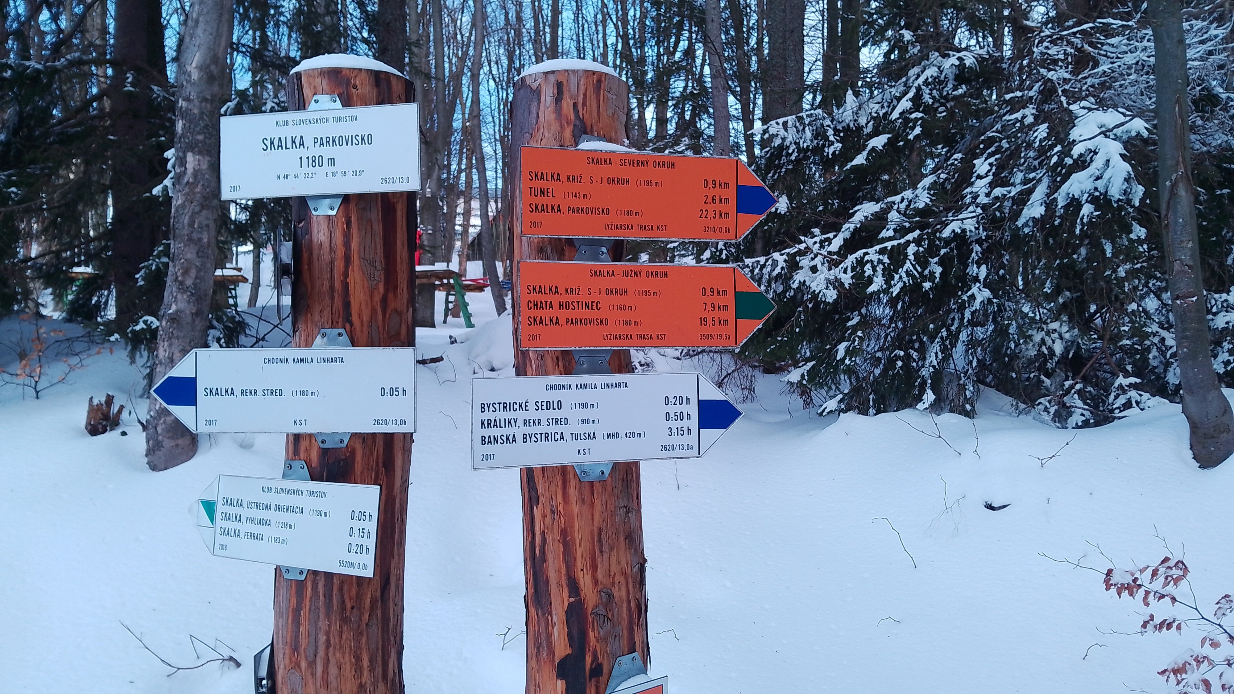 A narancssárga tábla az érdekes számunkra rajta a Lyžiarska trasa illetve a Severný okruh feliratok Igazán feltűnhetett volna