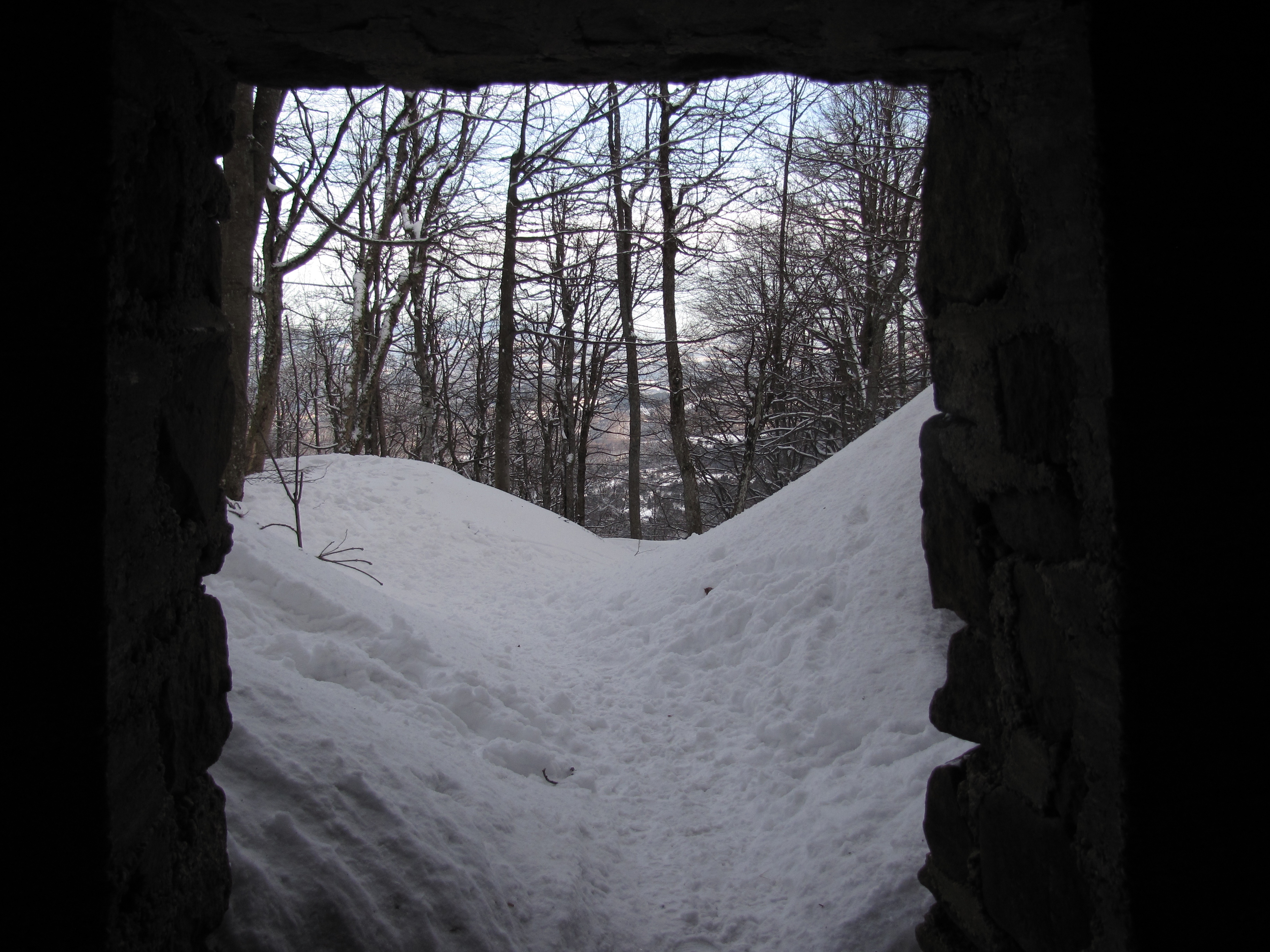 A völgy a hegygerinc keleti oldalán az alagút szájából nézve