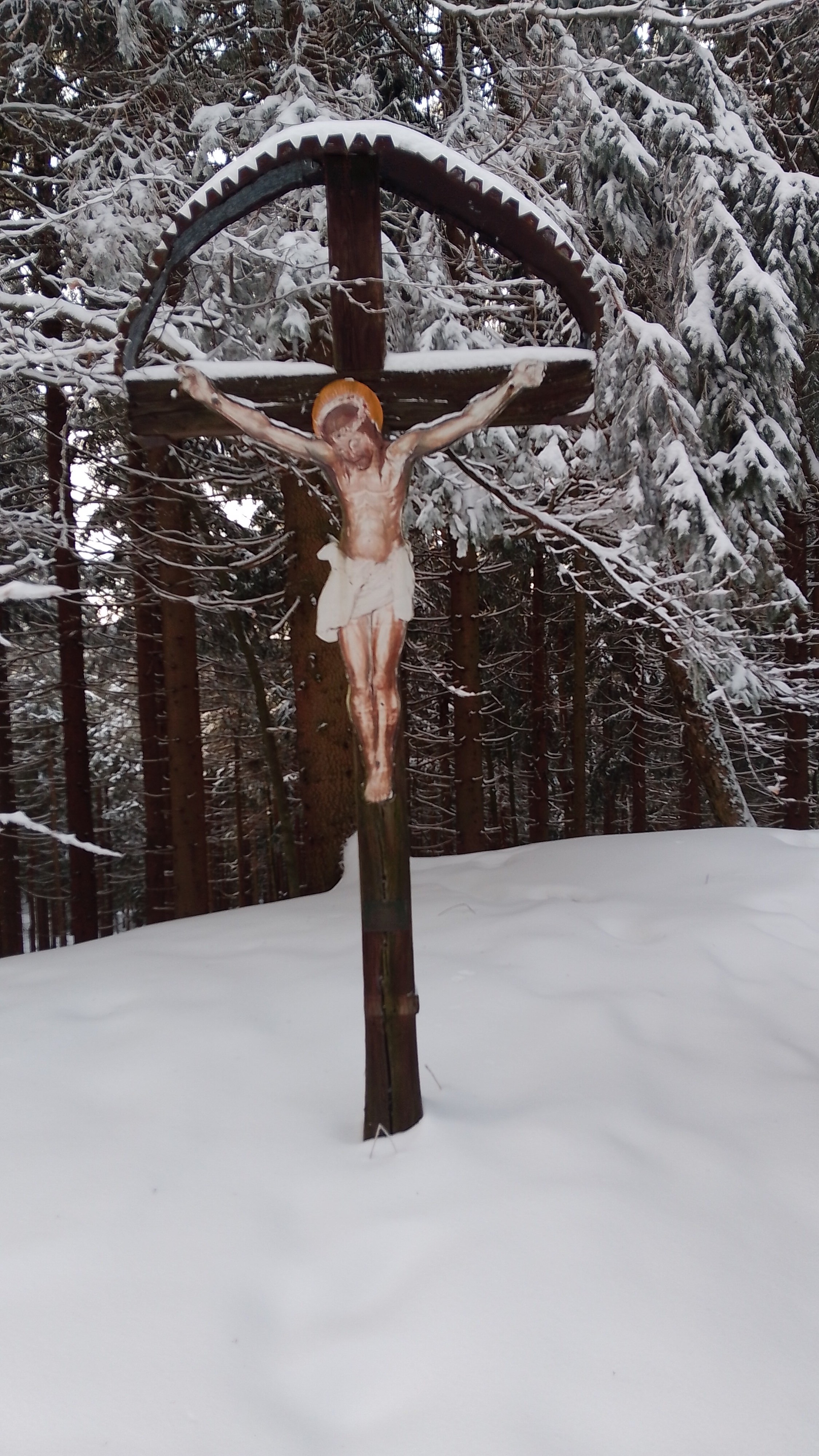 Arra hogy e keresztet miért helyezték el nem találtam magyarázatot Egyéni sejtésem hogy az itt folytatott sok áldozattal járó harcok emlékére