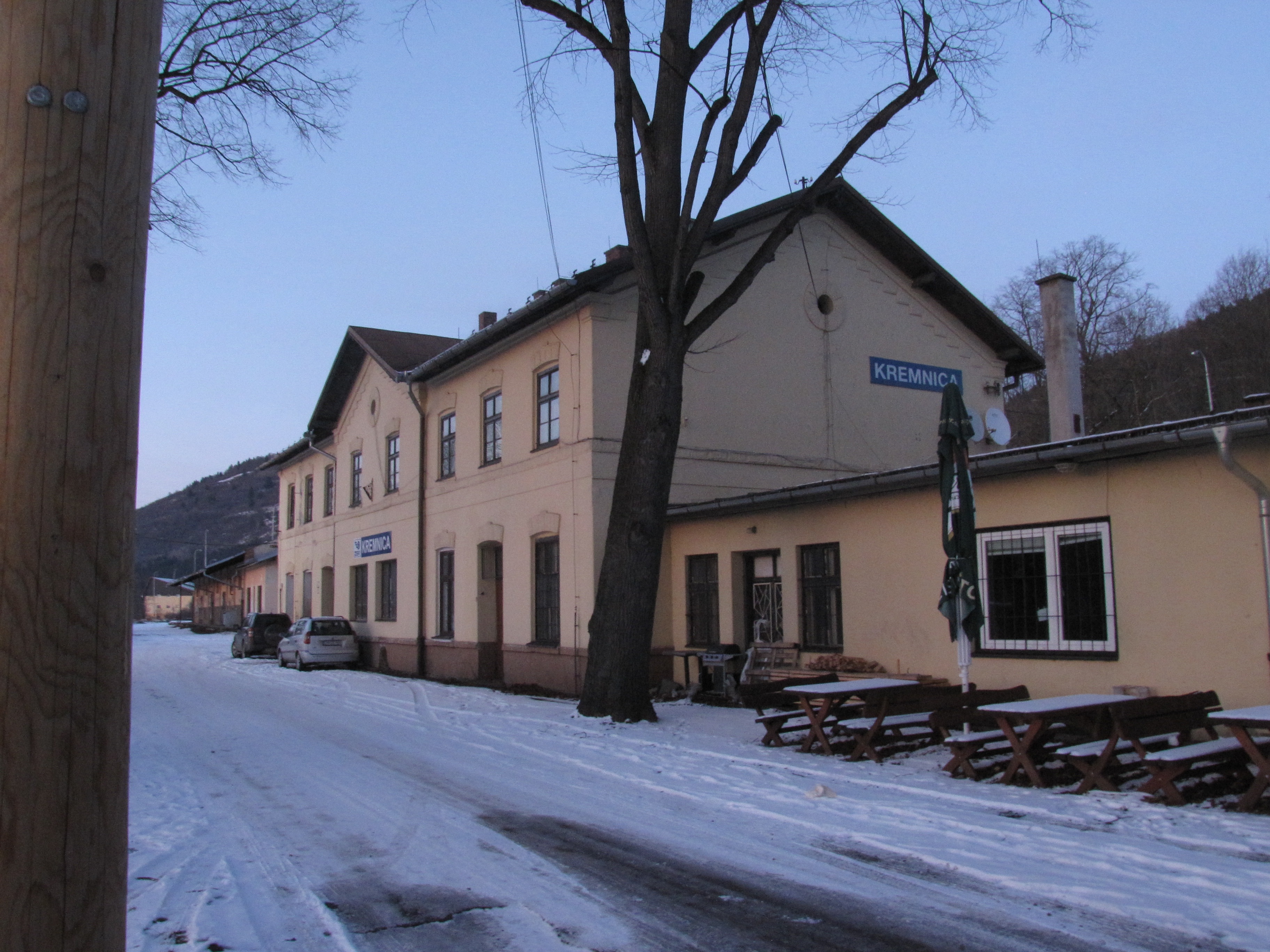 Az állomásépület az úttestről