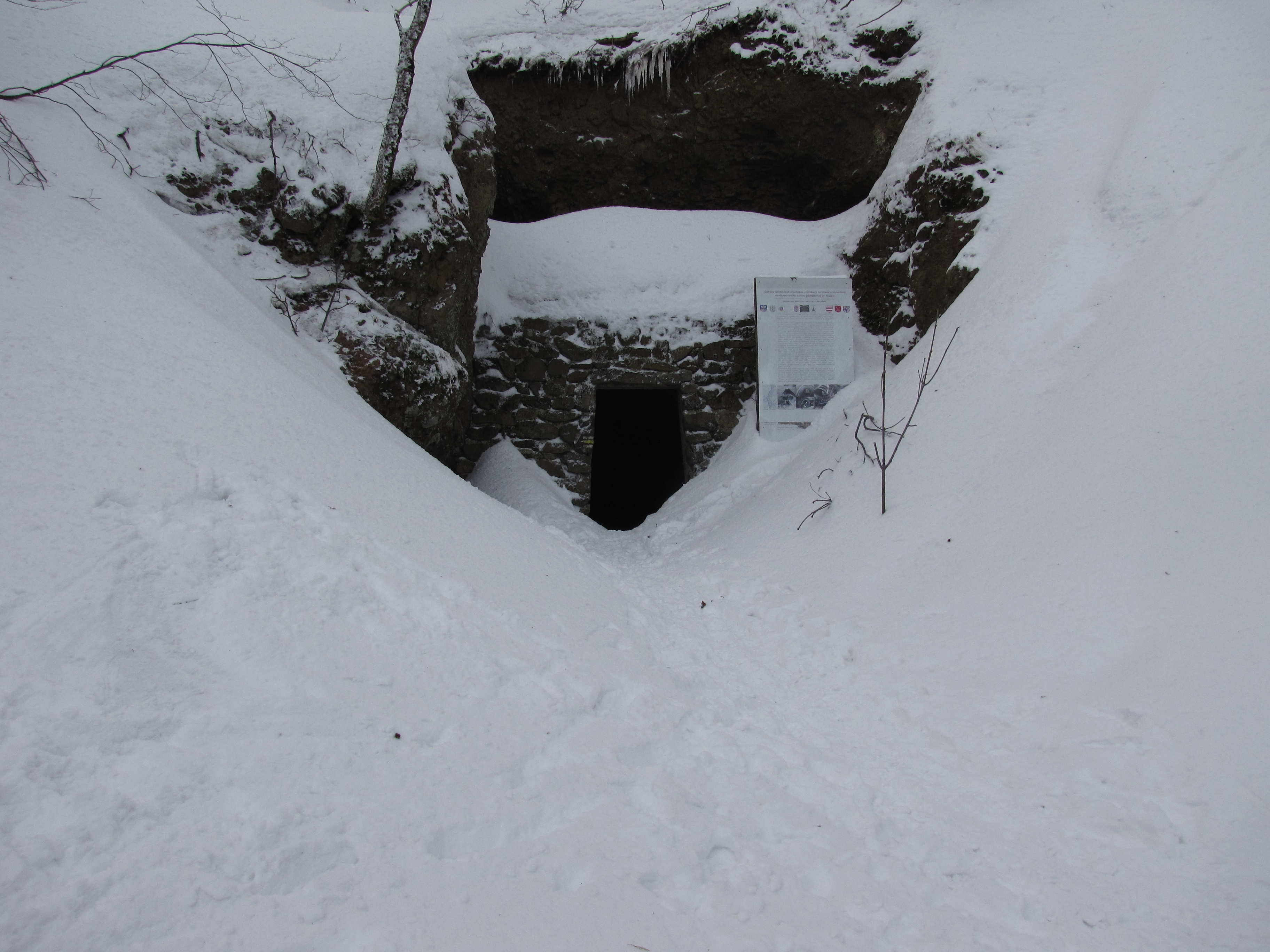 Az alagút keleti bejárata A képről kivehető hogy a gerincre fölkaptatás és az onnan való ereszkedés igen nehézkes művelet