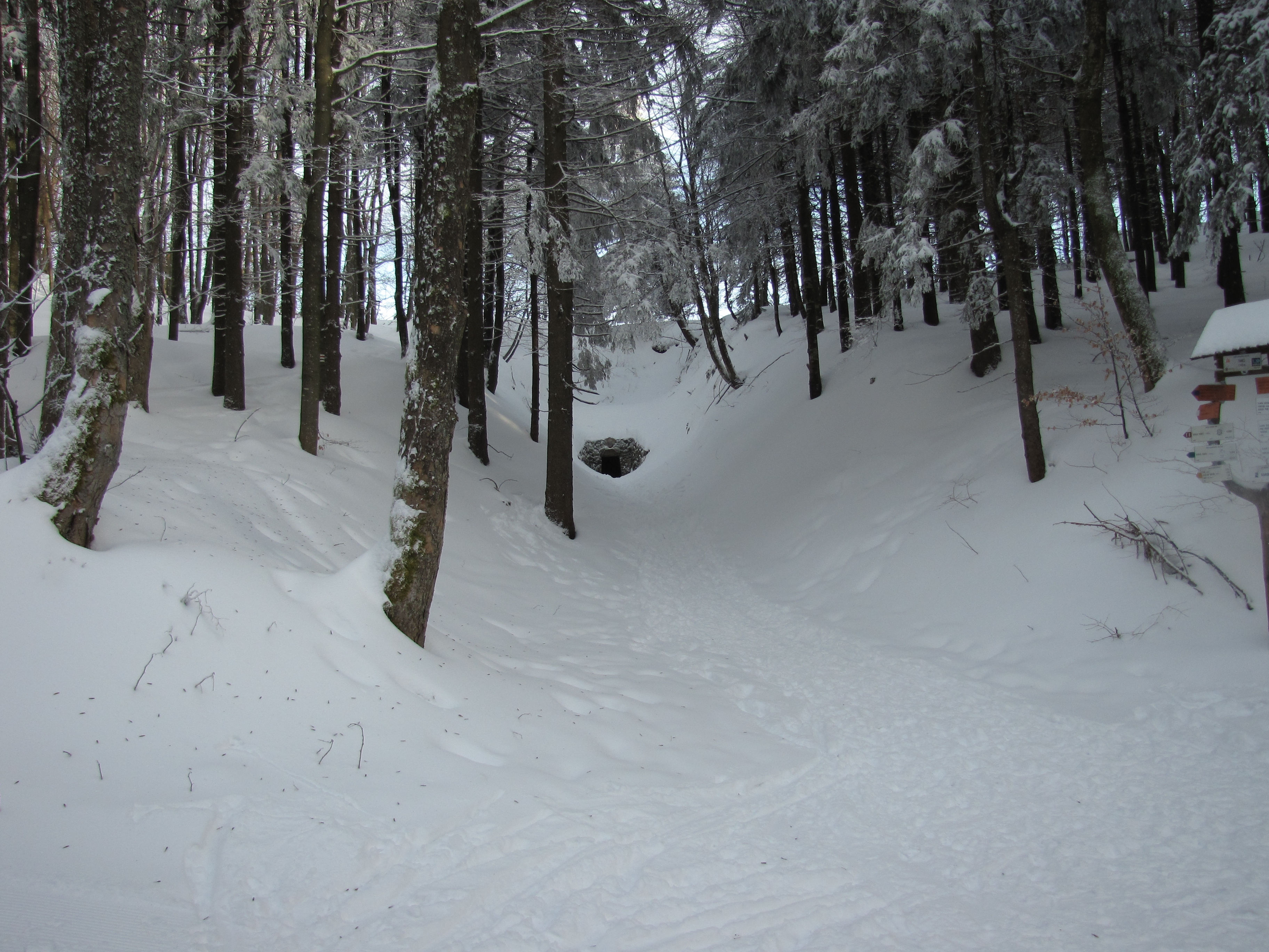 Az alagút nyugati bejárata a turistaútról nézve
