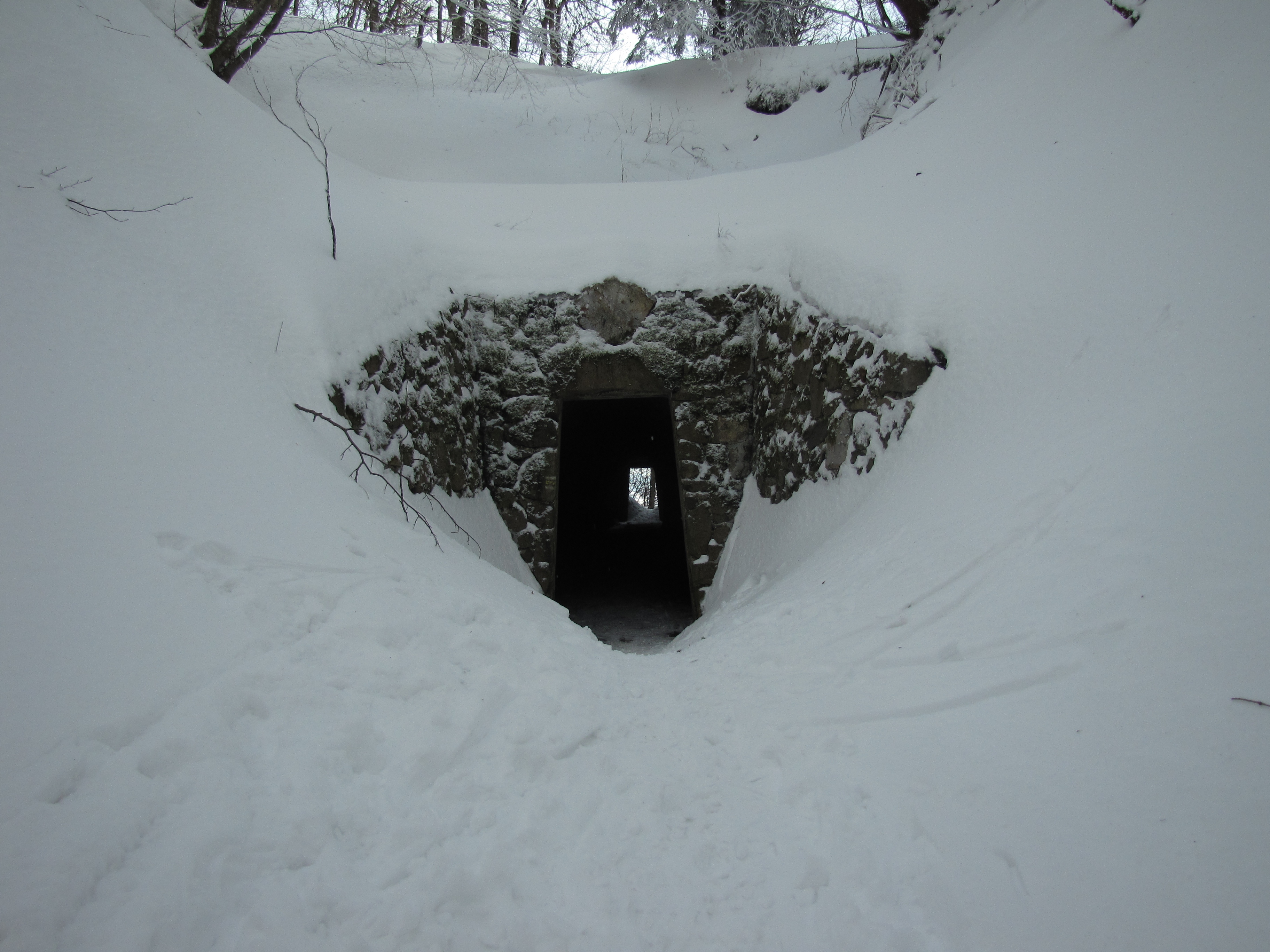 Ugyanez közelről A túloldalt már látszik a kijárat